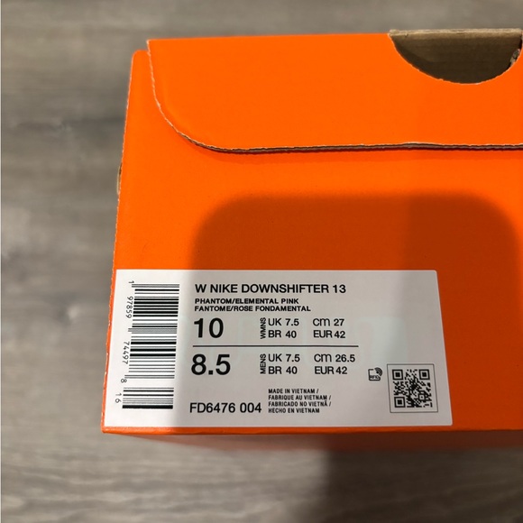 Nike Women's White and Pink Running Shoes - Picture 7 of 7